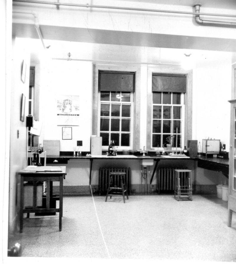 View of a laboratory with a microscope and beakers on a counter